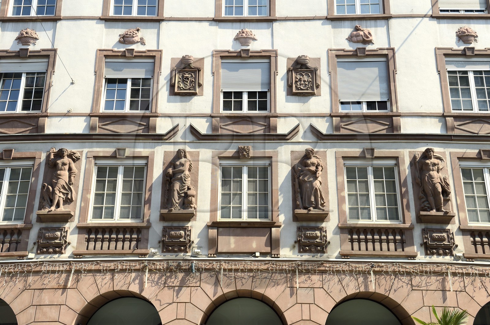 France, Bas-Rhin (67), Strasbourg, vieille ville classée au Patrimoine Mondial de l'UNESCO, La Grande Percée de 1908 dans le plan de la Neustadt, 1 rue du 22 Novembre, quatre figures féminines ornent la façade et cette symbolique illustre les quatre éléments
