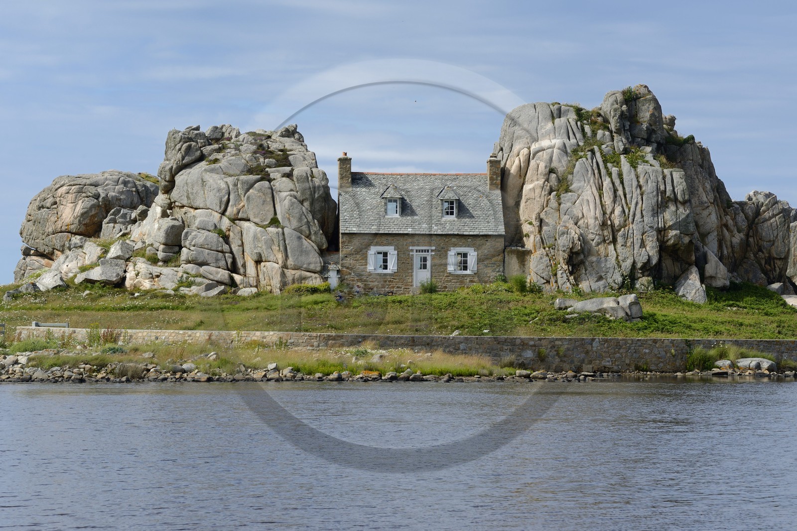 France, Côtes-d'Armor (22), Côte d'Ajoncs, Plougrescant, Anse de Pors Scaff, la petite maison de Castel Meur, toute représentation commerciale de cette maison est interdite