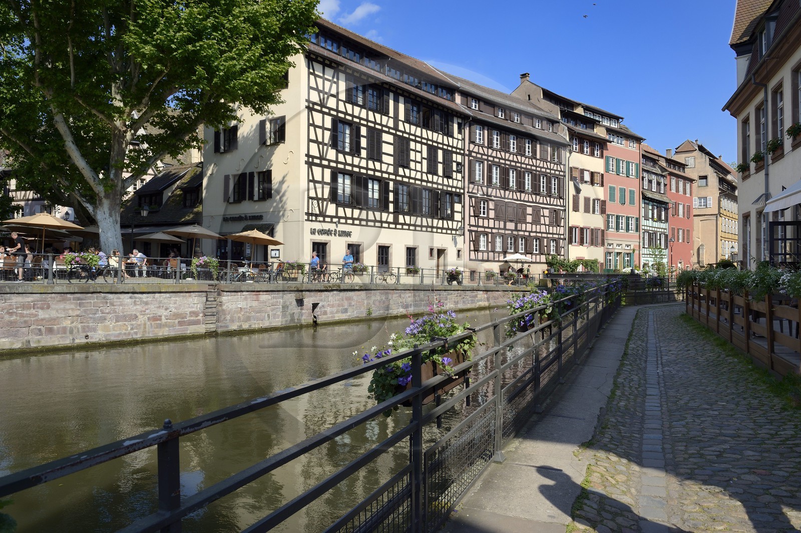 France, Bas-Rhin (67), Strasbourg, vieille ville classée au Patrimoine Mondial de l'UNESCO, quartier de la Petite France, vue de la place Benjamin Zix depuis le quai des Moulins sur un bras de l'Ill