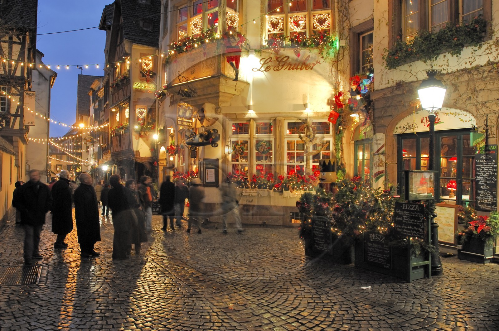 France, Bas Rhin (67), Strasbourg a Noel, decorations de Noel d'un restaurant dans le quartier de la Cathedrale