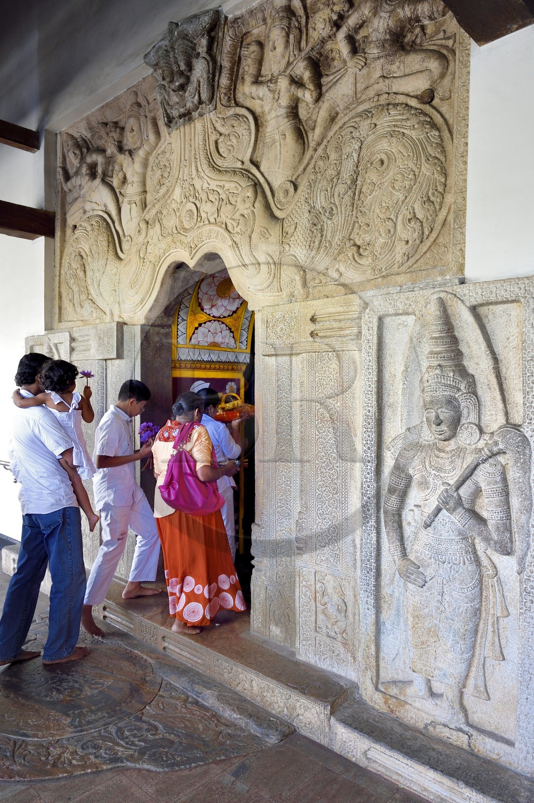 Sri Lanka, center province, Kandy, Temple of the Buddha Tooth (Sri Dalada Maligawa), entry hall and people bringing offerings