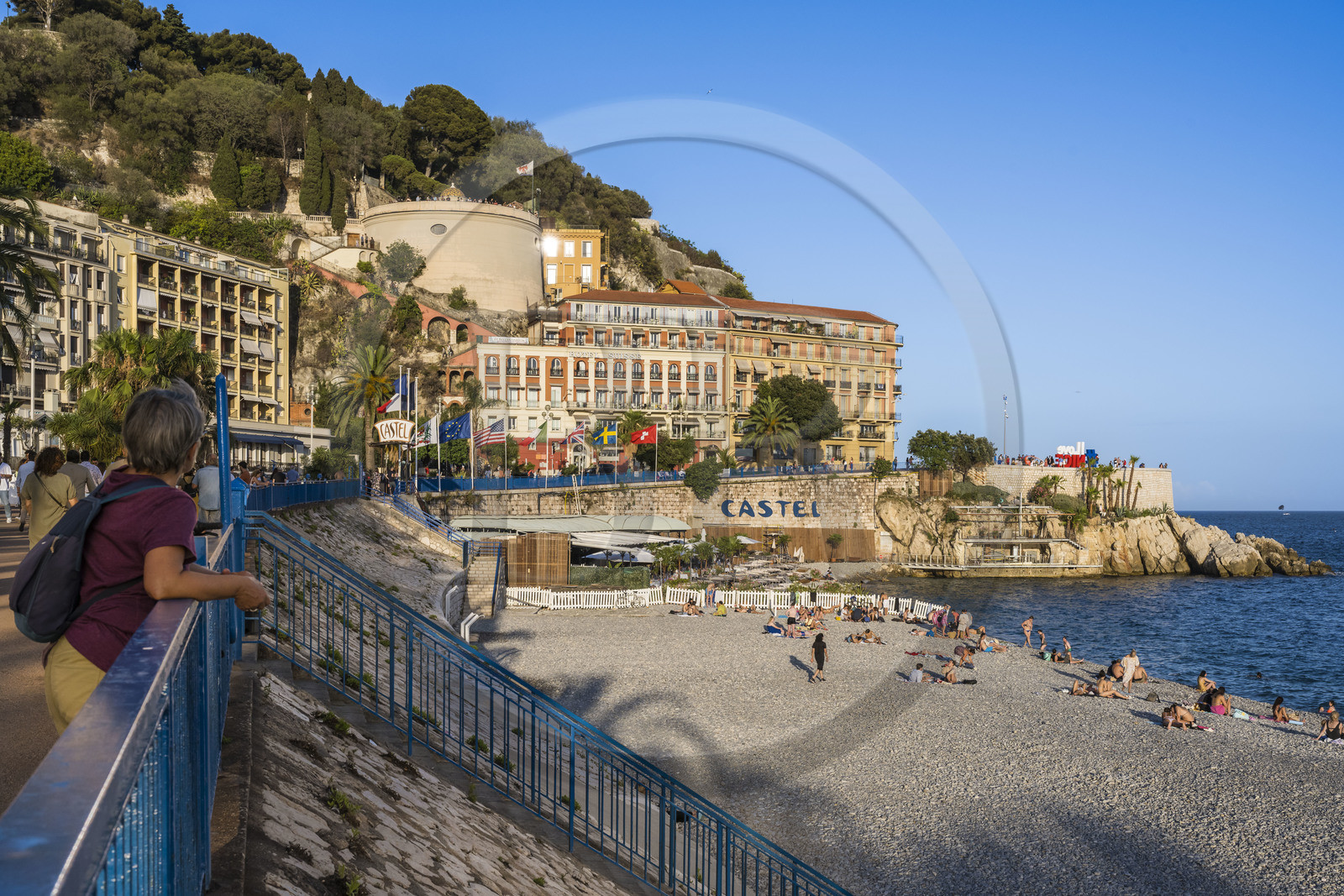 France, Alpes-Maritimes (06), Nice classée Patrimoine Mondial de l'UNESCO, la plage du Castel sur le quai des Etats-Unis et le belvédère de la colline du château en ariière plan