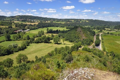 France, Puy-de-Dôme (63), sur la butte basaltique de Saint-Pierre-Le-Chastel surplombant la vallée de la Sioule et une deuxième coulée basaltique