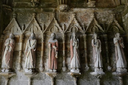 France, Côtes-d'Armor (22), Plouha, chapelle de Kermaria an Iskuit, statues en bois polychrome des douze apotres sous le porche