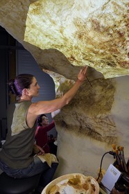 France, Dordogne (24), Montignac, l’Atelier des Fac-Similés du Périgord (AFSP) spécialisé dans la reproduction minérale de parois ornées de la préhistoire et en charge de la reconstitution fidèle des parois de la grotte de Lascaux, reproductions des peintures par la peintre-copiste Sophie, mention obligatoire Atelier des Fac-Similés du Périgord