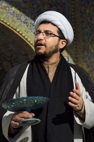 Iran, province d'Ispahan, Ispahan, la mosquée de l'Imam ou mosquée du Chah (Shah), un mollah