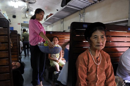 Vietnam, train de jour de Lao Cai à Hanoï, classe assis dur non climatisé