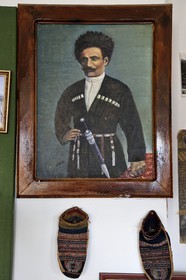 Azerbaïdjan, région de Quba (Guba), chaine de montagne du Grand Caucase, musée du village de Khinalug (Xinaliq), tcherkeska, manteau traditionnel typique du Caucase du XIXème siècle