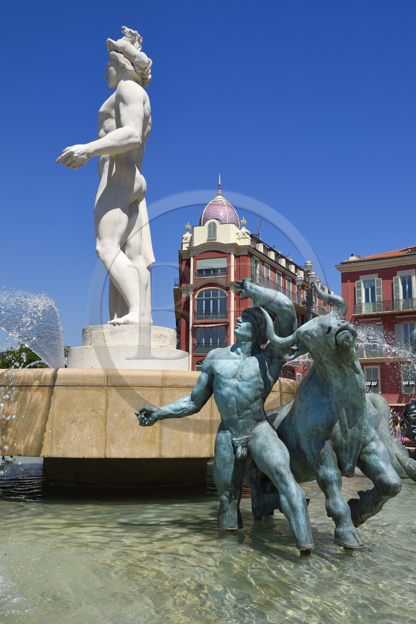 France, Alpes-Maritimes (06), Nice, quartier du Vieux-Nice, place Masséna, la Fontaine du Soleil et la statue d'Appollon