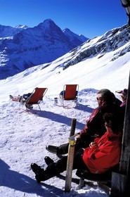 Suisse, région de Bern (Oberland Bernois), Grindelwald, repos du skieur au sommet du ìFirst (2501m)