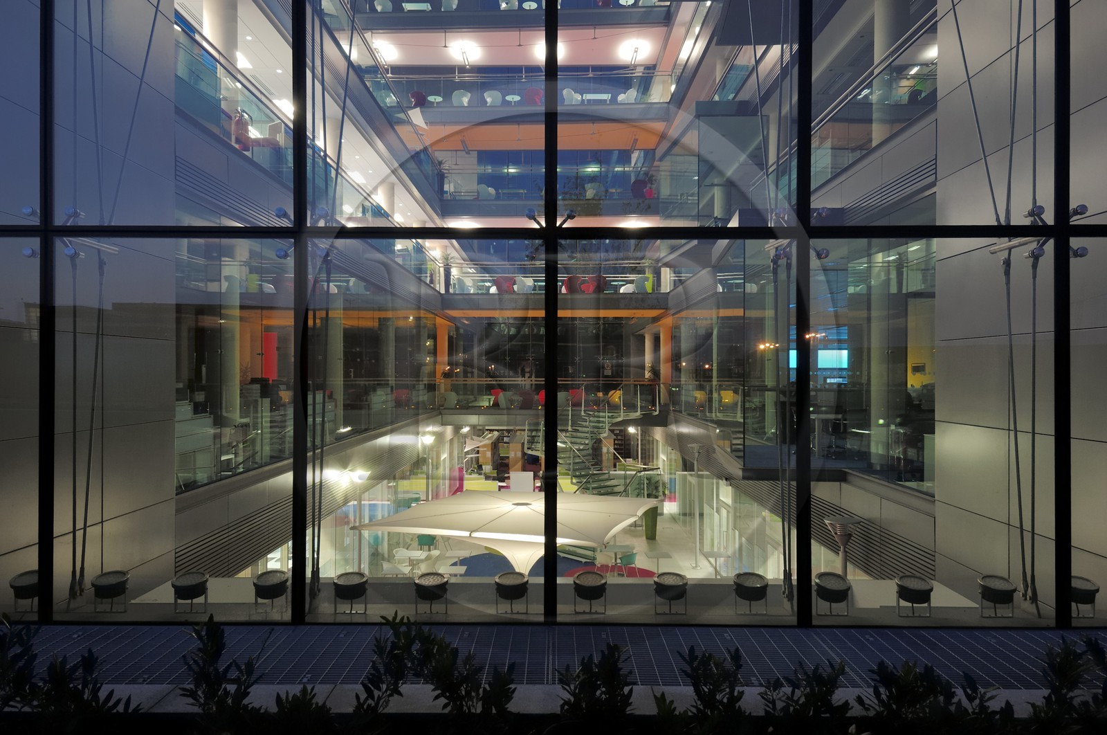 Irlande, Comté de Dublin, Dublin, nouveaux immeubles de bureaux sur North Wall Quay dans les docks réhabilités en bordure de la rivière Liffey