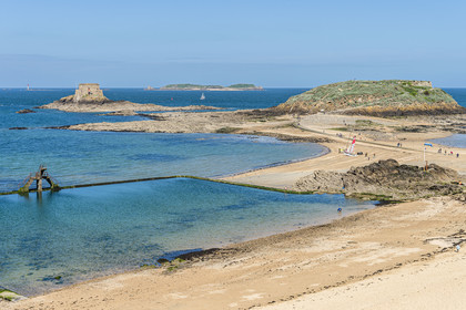 France, Ille et Vilaine, Cote d'Emeraude (Emerald Coast), Saint Malo, Fort designed by Vauban on the rocky island Petit-Bé on the left and Grand-Bé on the right, the diving board and the seawater pool of Bon Secours beach in the foreground at low tide