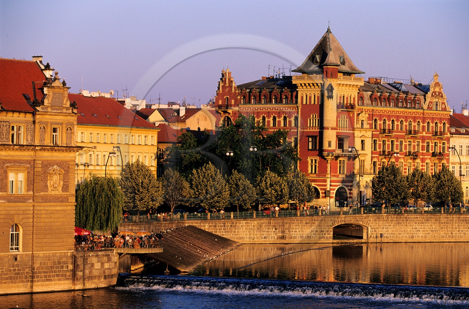 République Tchèque, Prague, quartier de Staré Mesto, la Vltava et le quai Smetanovo