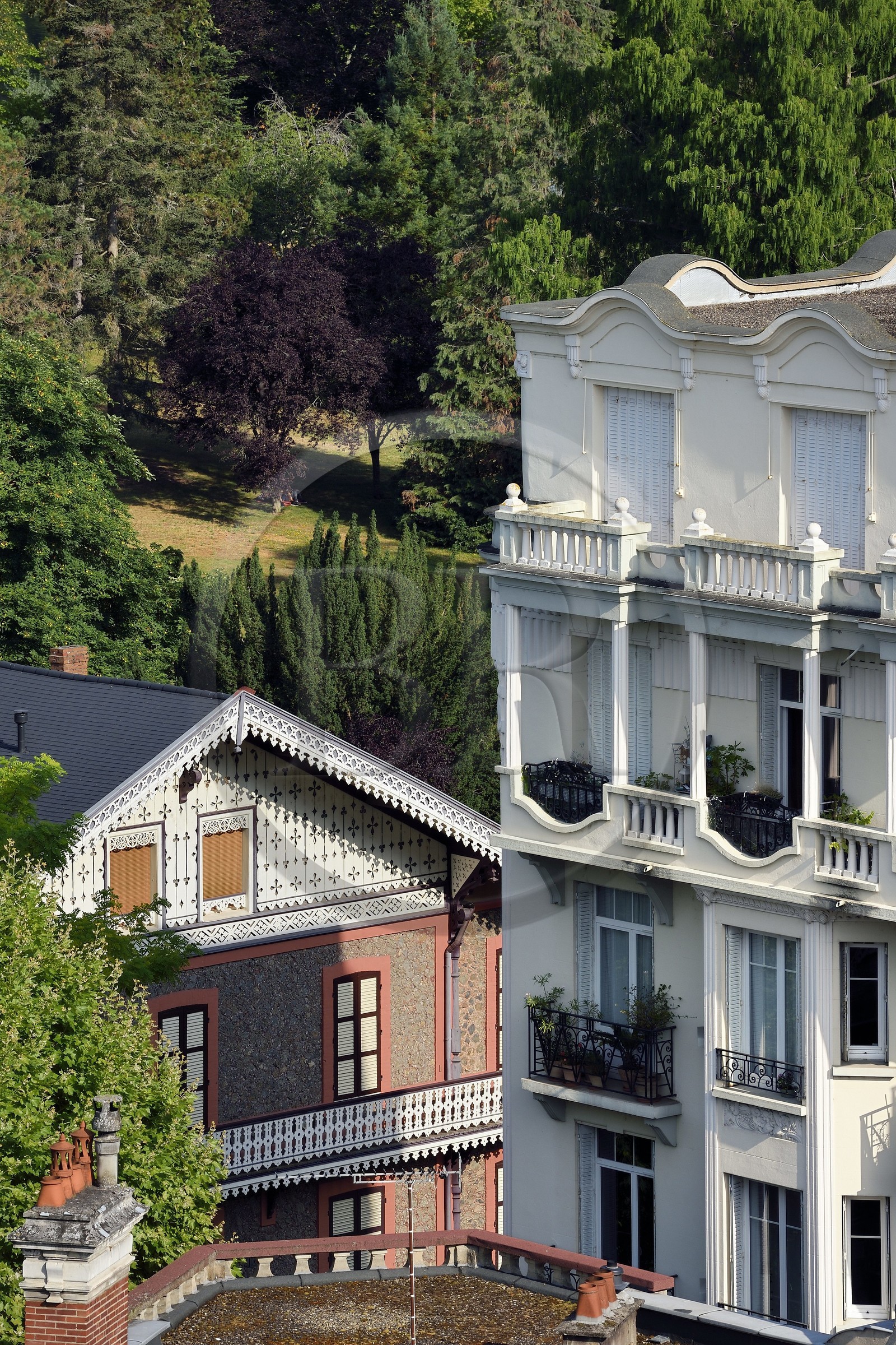 France, Allier (03), Vichy, les chalets Napoléon III, le chalet des Roses à gauche en bordure du parc Napoléon III qui longe l'Allier, à droite immeuble de style art Déco au 102 boulevard des Etats-Unis