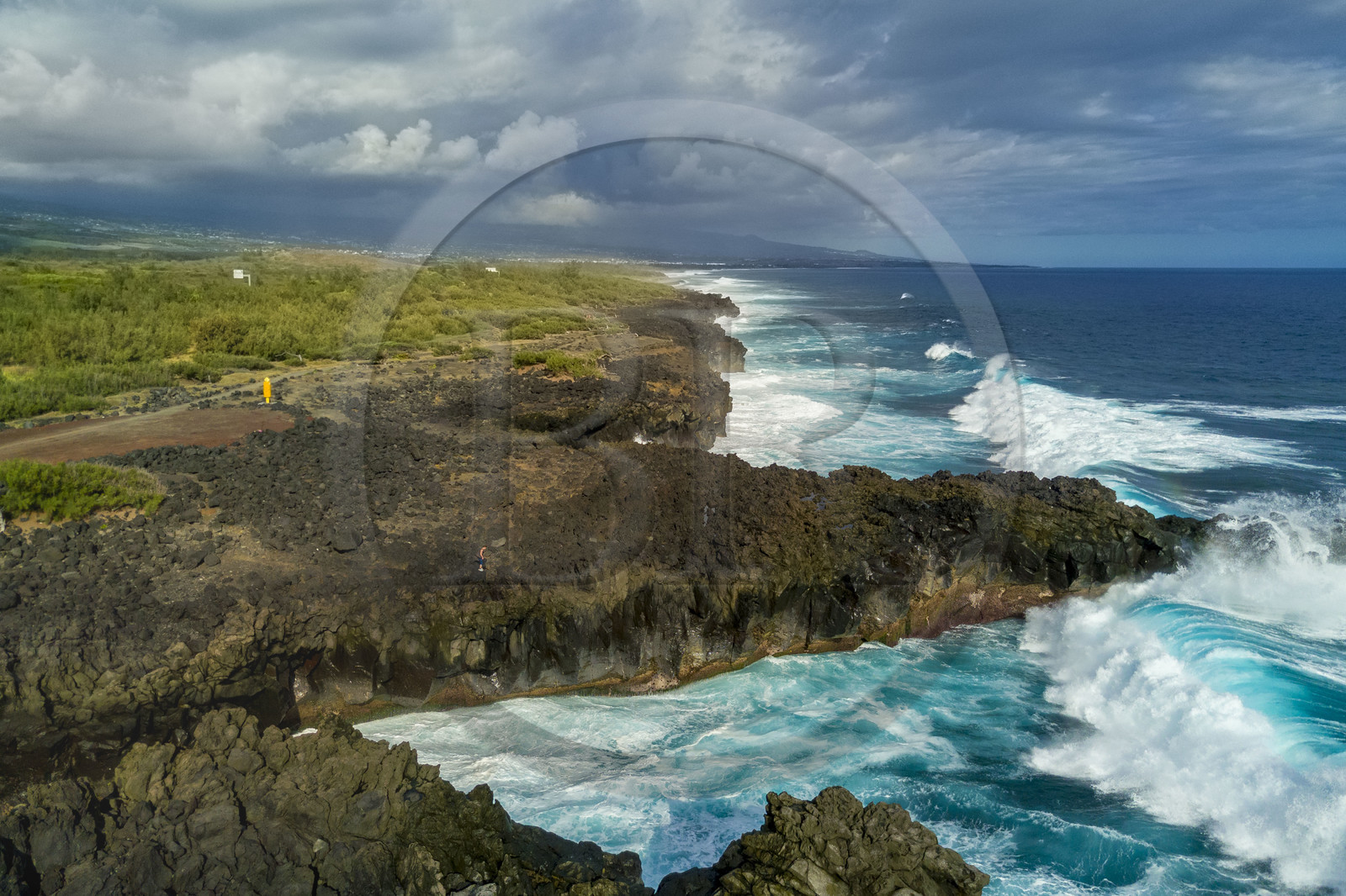 France, Ile de la Reunion, L'Etang Salé les Bains, la côte entre Le Gouffre et l'Etang du Gol, roches noires basaltiques d'origine volcanique tourmentées par l'océan (vue aérienne)