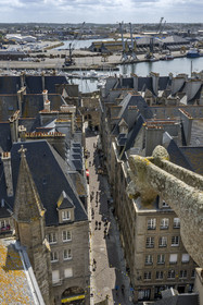 France, Ille-et-Vilaine (35), Côte d'Emeraude, Saint-Malo intra-muros, vue sur la ville depuis le haut du clocher de la cathédrale, la Grand' Porte et les remparts au bout de la Grand rue, le bassin Vauban dans le port de commerce en arrière plan
