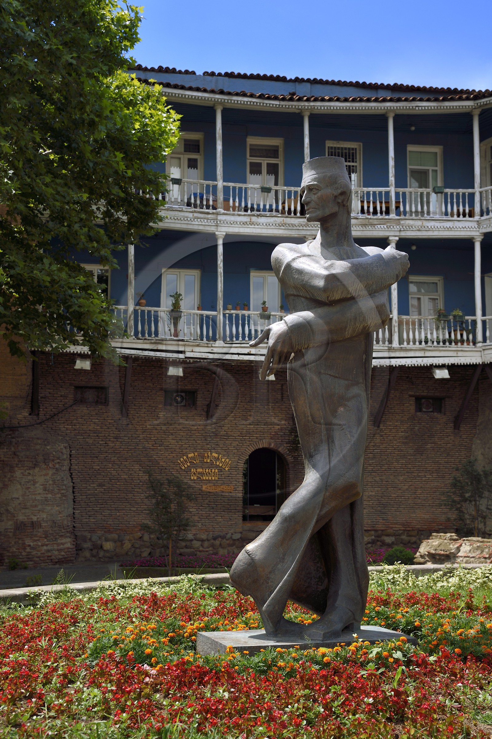 Géorgie, Tbilissi, vieille ville, maison à balcon de bois édifiée sur les remparts de la vieille ville