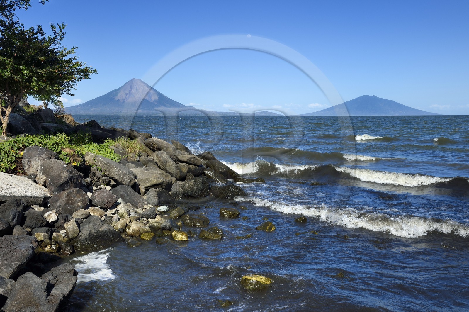 Nicaragua, San Jorge, Ile d'Ometepe sur le lac Nicaragua avec le volcan Conception (1610 m) toujours en activité à gauche et le volcan Maderas à droite
