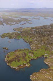 Royaume-Uni, Ecosse, Hébrides extérieures, Ile de North Uist recouvert d'une mosaïque de tourbières, basses collines et lochs, Grimsay (vue aérienne)