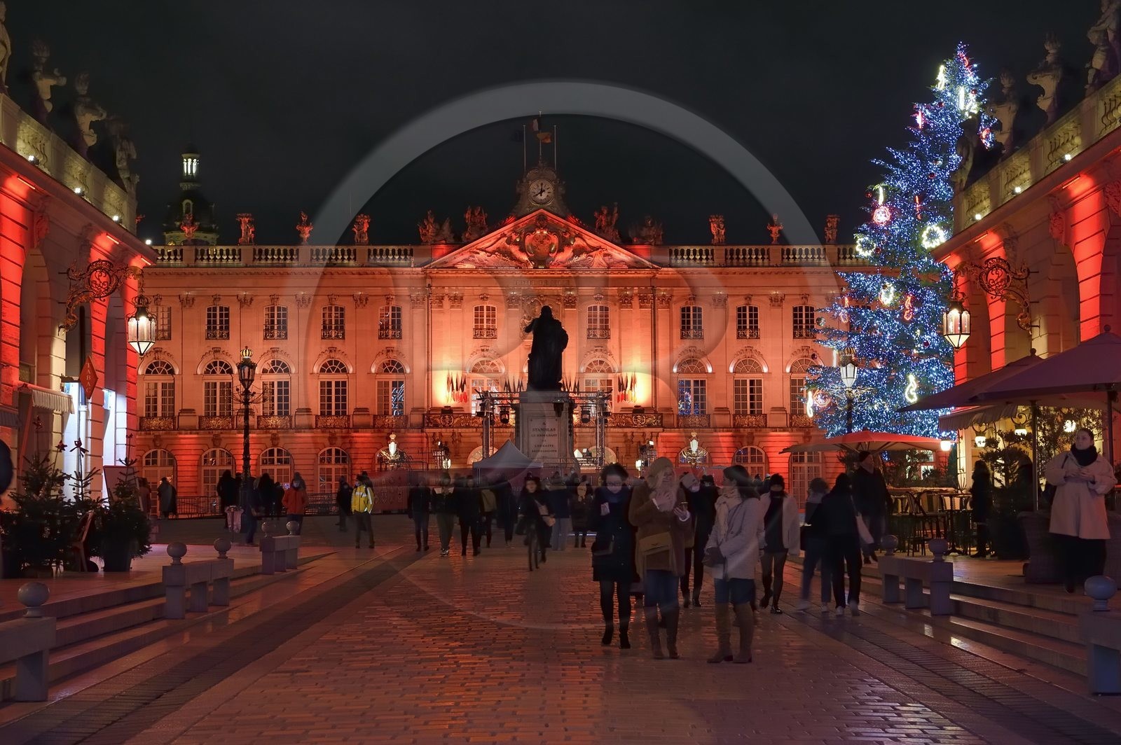 France, Meurthe-et-Moselle (54), Nancy, place Stanislas (ancienne Place Royale) lors de la fête de la Saint-Nicolas, classée Patrimoine Mondial de l'UNESCO, le grand sapin de Noël décoré et l'Hotel de ville en arrière plan