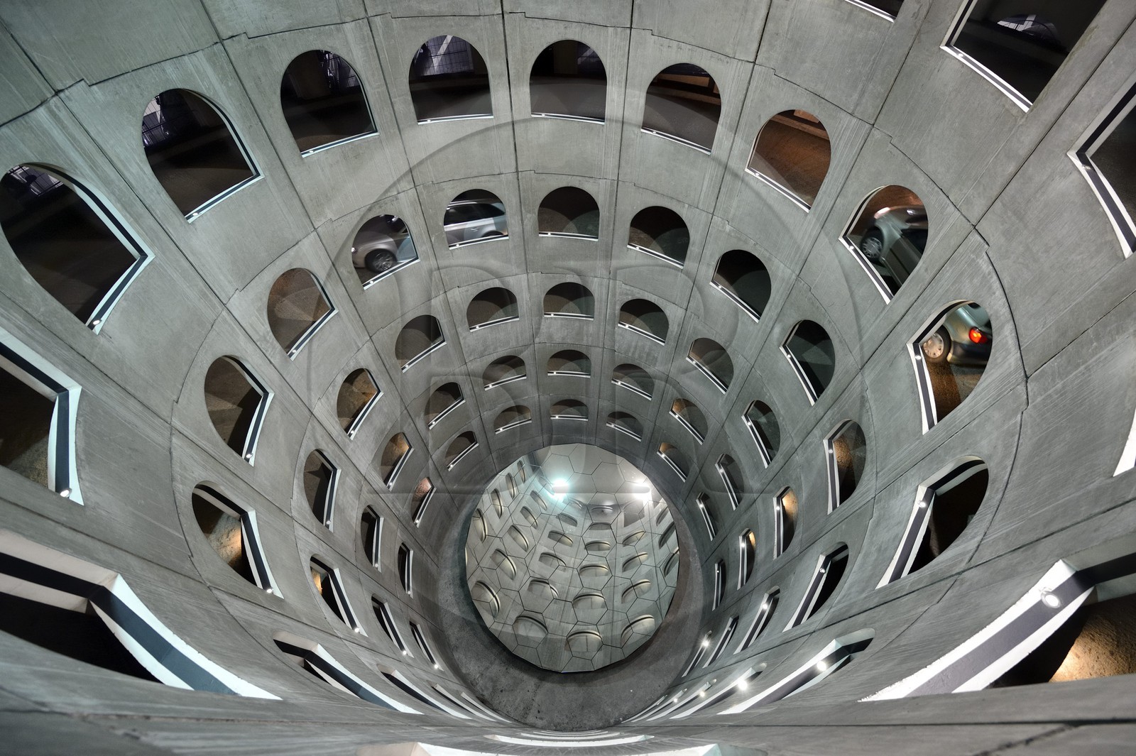 France, Rhône (69), Lyon, Place des Célestins, parking souterrain hélicoïdal conçu par Michel Targe, Daniel Buren et Jean-Michel Wilmotte (1994)