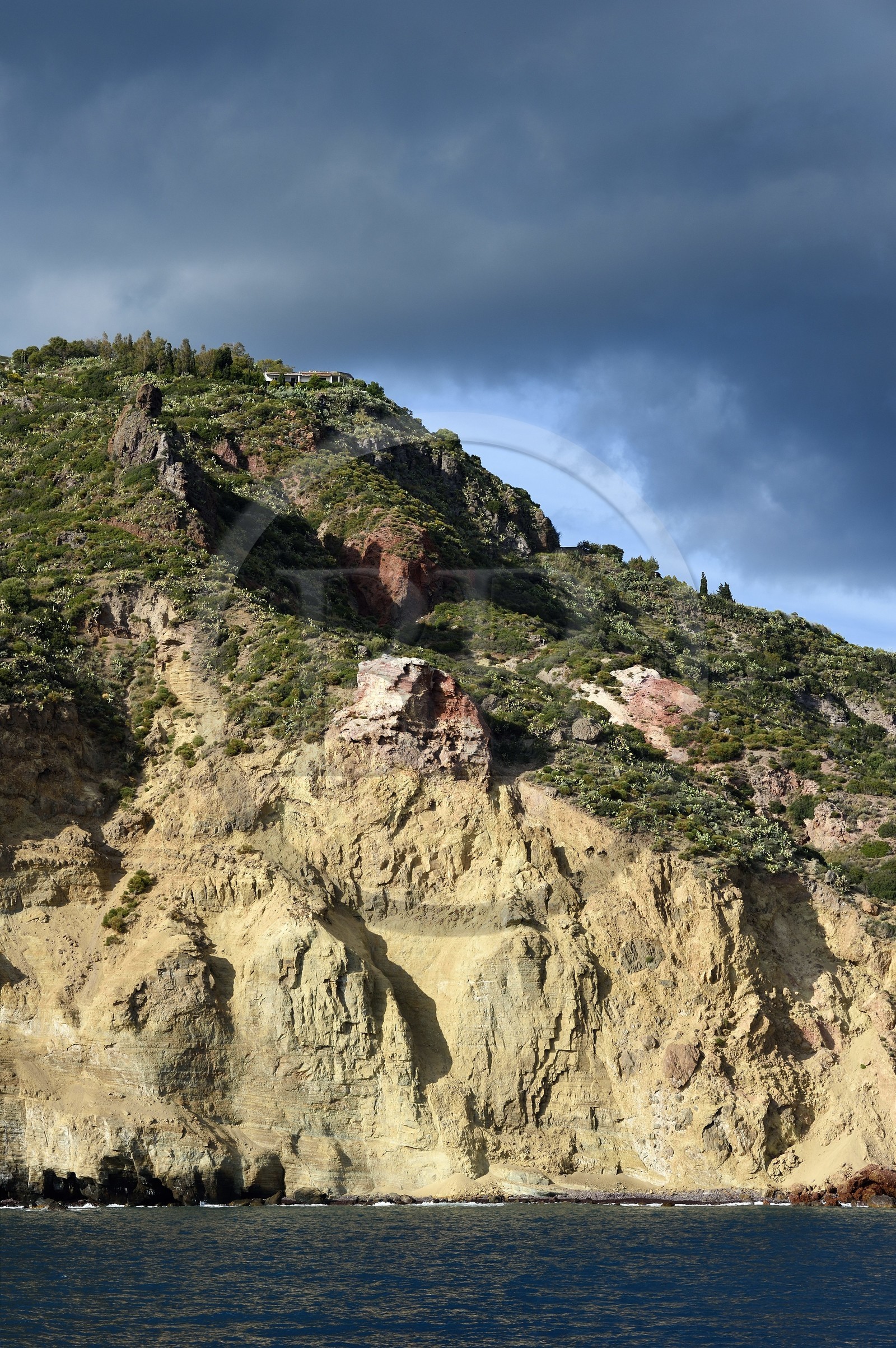 Italie, Sicile, iles Eoliennes, classées Patrimoine Mondial de l'UNESCO, Ile de Lipari, les falaises de la côte Sud-Ouest de l'île à Quattrocchi