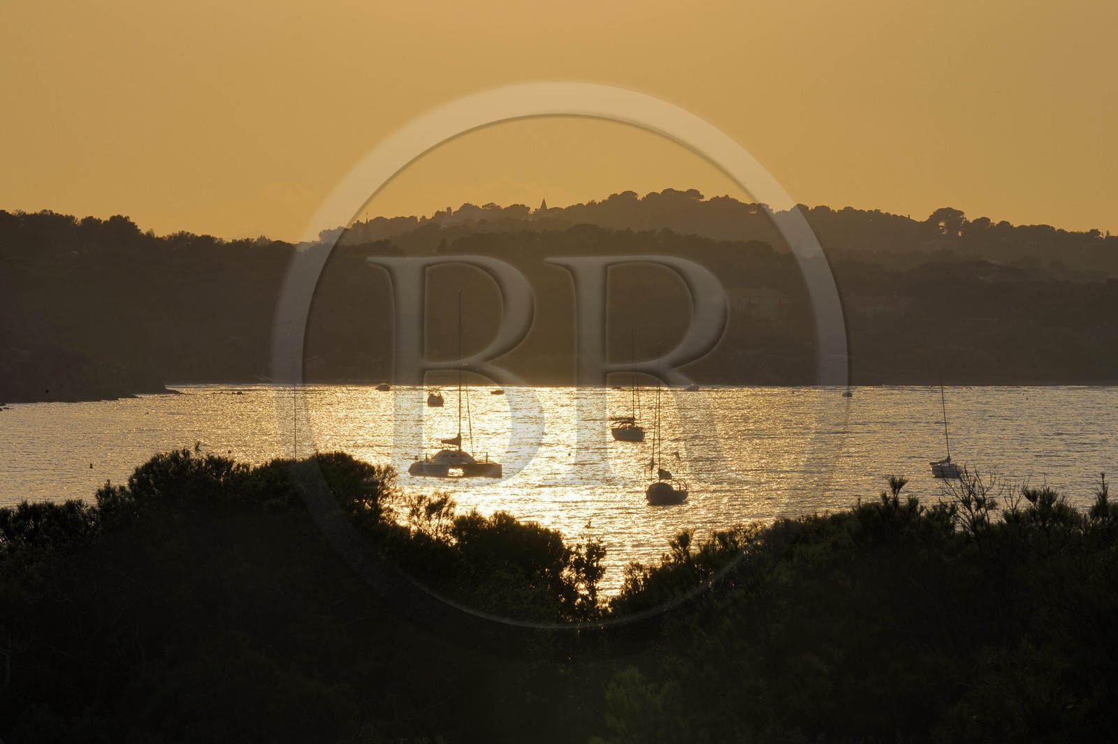 France, Var (83), coucher de soleil sur la presqu'île de Giens
