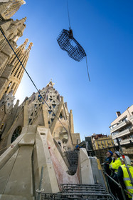 Espagne, Catalogne, Barcelone, quartier de l'Eixample, basilique de la Sagrada Familia de l'architecte du modernisme catalan Antoni Gaudi classée Patrimoine Mondial de l'UNESCO, chantier du cloitre sous la facade de l'abside, instalation du ferraillage de l'ossature pour le béton armé, la sacristie en arrière plan