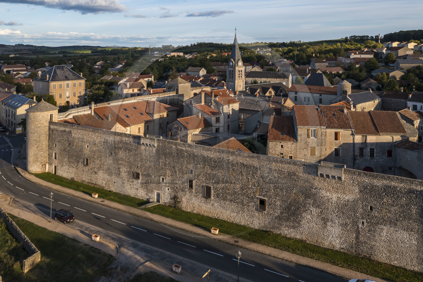 France, Aveyron (12), Causses et les Cévennes, paysage culturel de l'agro-pastoralisme méditerranéen, classés Patrimoine Mondial de l'UNESCO, La Cavalerie, la commanderie de La Cavalerie devenue commanderie hospitalière de l'ordre de Saint-Jean de Jérusalem, entourée par ses hauts remparts (vue aérienne)