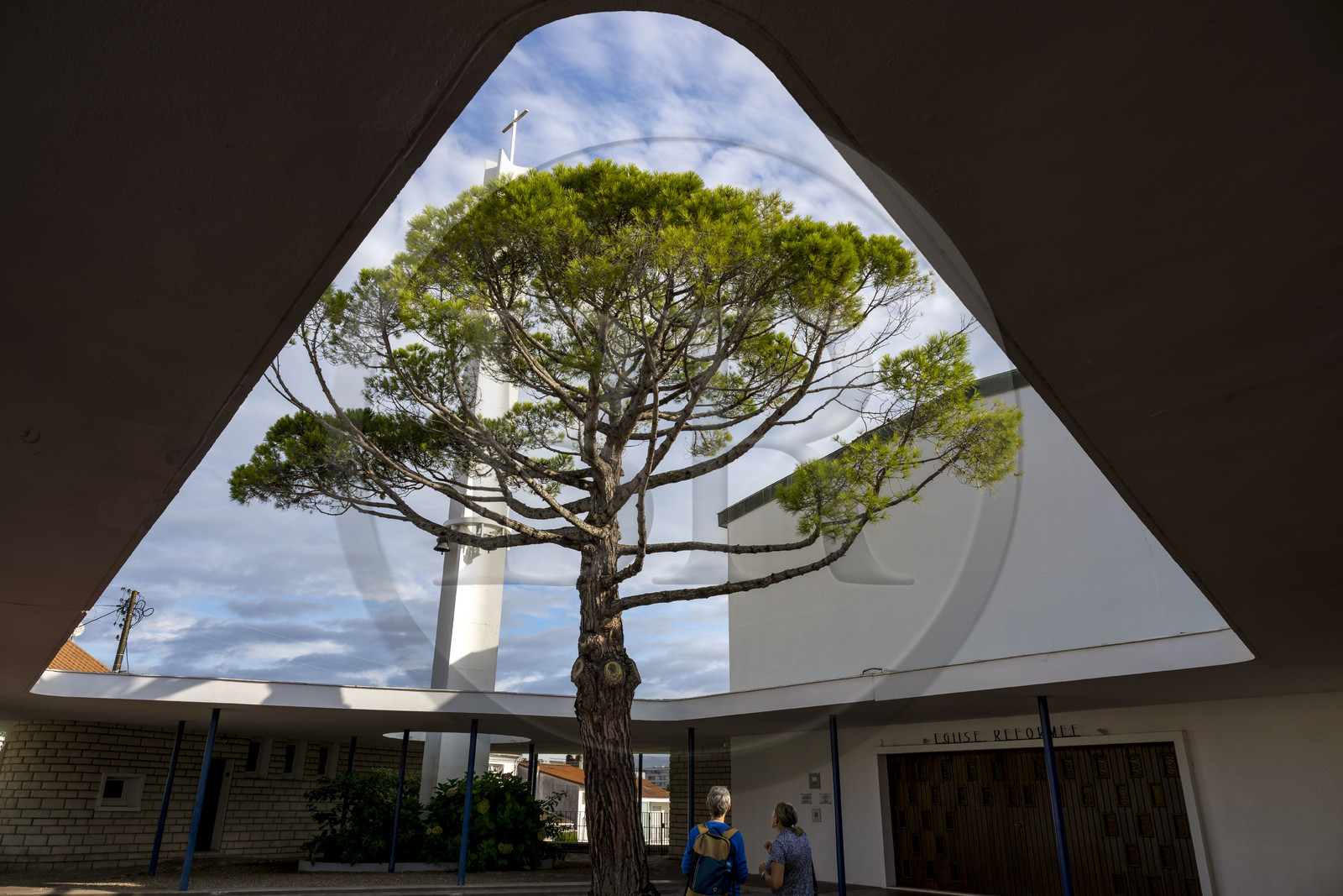 France, Charente-Maritime, Royan, dans la cour de l'église protestante unie de Royan