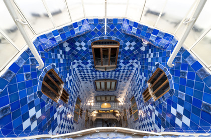 Espagne, Catalogne, Barcelone, quartier de l'Eixample, Passeig de Gracia, Casa Batllo de l'architecte du modernisme catalan Antoni Gaudi, site classé au Patrimoine Mondial de l'UNESCO, cour intérieure, dégradé de couleurs dans le puits de lumière