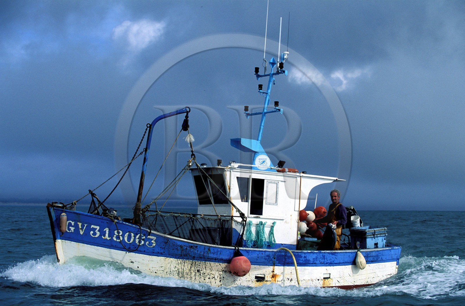 France, Finistère (29), anse de Bénodet, bateau de pêche rentrant au port de Loctudy