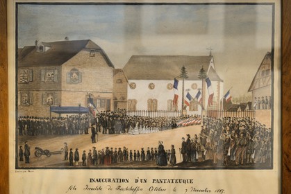 France, Bas-Rhin (67), Strasbourg, vieille ville classée au Patrimoine Mondial de l'UNESCO, le musée Alsacien, culture des Juifs d'Alsace, gravure de l'inauguration d'un pantateuque, nouveau rouleau de la Thora amené à la synagogue de Reichshoffen