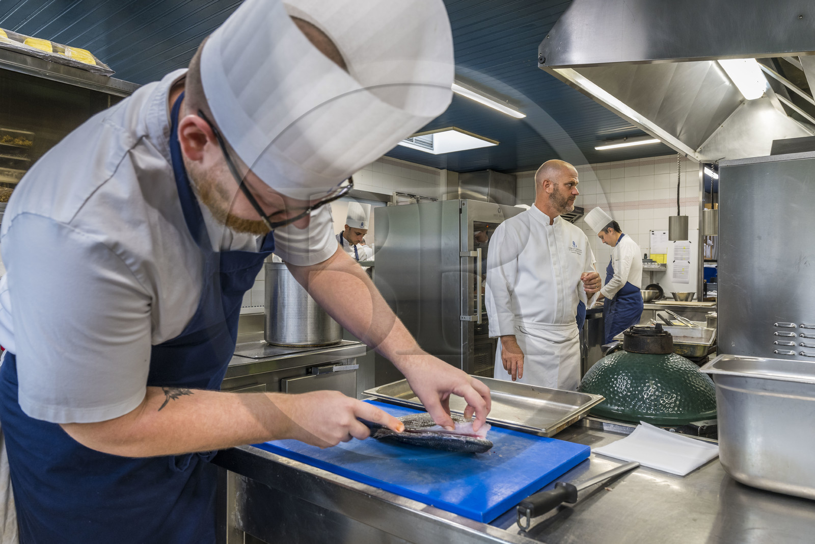 France, Charente-Maritime (17), La Rochelle, le chef étoilé Christopher Coutanceau dans les cuisines de son restaurant gastronomique 2 étoiles Michelin