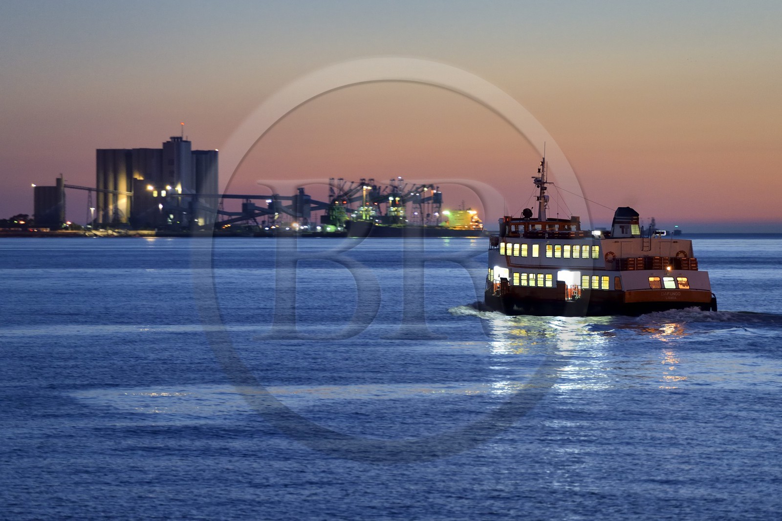 Portugal, Lisbonne, quartier de Belém, ferry à l'embouchure du Tage