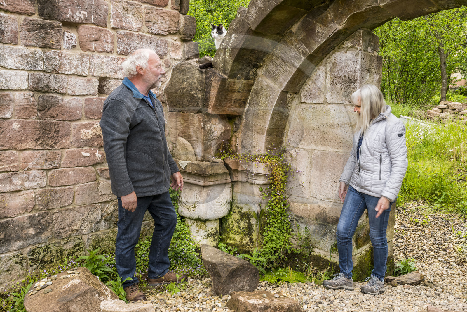 France, Bas-Rhin (67), Parc Naturel régional des Vosges du Nord, Eschbourg, ruines de l'abbaye bénédictine de Graufthal, vestiges d'une salle voutée du XIIème siècle, l'ancienne institutrice du village Annette Oster avec Marc Burckhart lui aussi l'ancien instituteur et président de l'association de mise en valeur du site de Graufthal