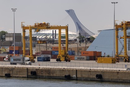 Canada, province de Québec, Montréal, le port de commerce sur le fleuve Saint-Laurent et la tour du stade olympique