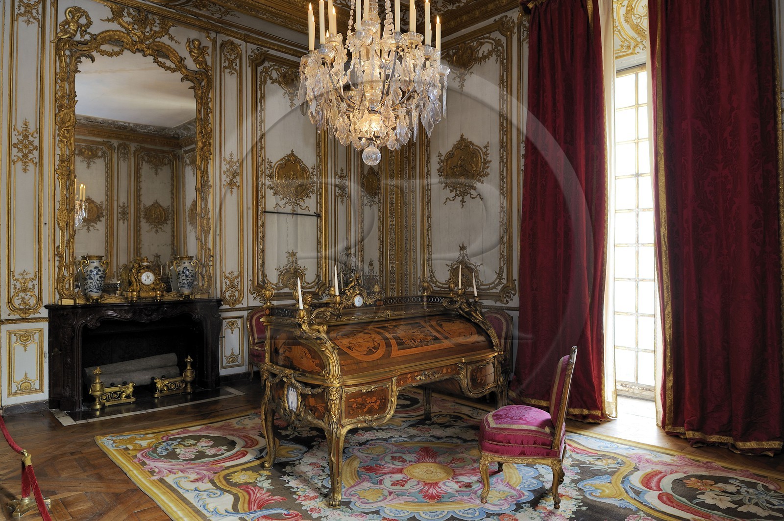 France, Yvelines (78), château de Versailles, classé Patrimoine Mondial de l'UNESCO, appartement privé du Roi, cabinet intérieur du Roi et le bureau à cylindre, chef d'oeuvre d'Oeben et Riesener