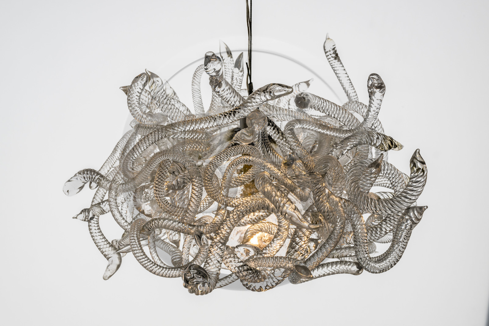 France, Moselle (57), Meisenthal, Centre international d’Art verrier (CIAV), le musée du Verre, lustre Méduse en verre soufflé de l'artiste Christelle Familiari en 2010
