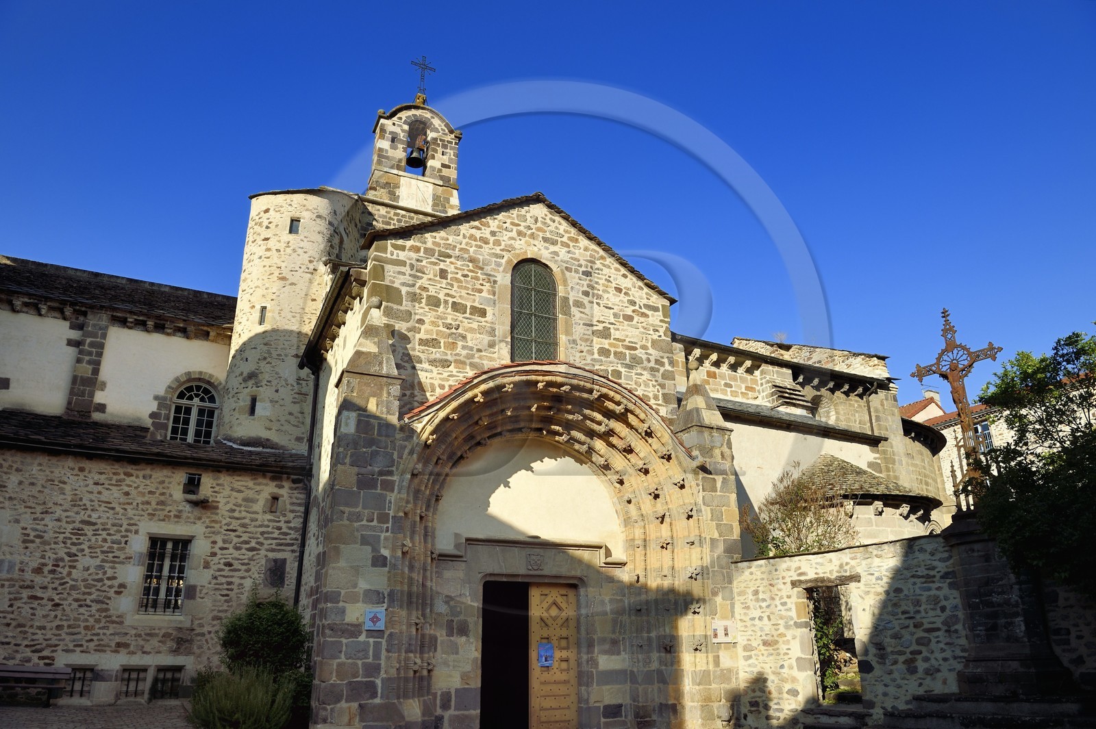 France, Haute-Loire (43), Blesle, labellisé Les Plus Beaux Villages de France, portail sud de l'église de l'ancienne abbaye Saint Pierre de style roman auvergnat, site clunisien
