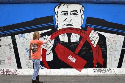 Allemagne, Berlin, Friedrichshain-Kreuzberg, East Side Gallery, le mur, oeuvre des années 1990 et rénovée en 2009 représentant Mikhaïl Gorbatchev