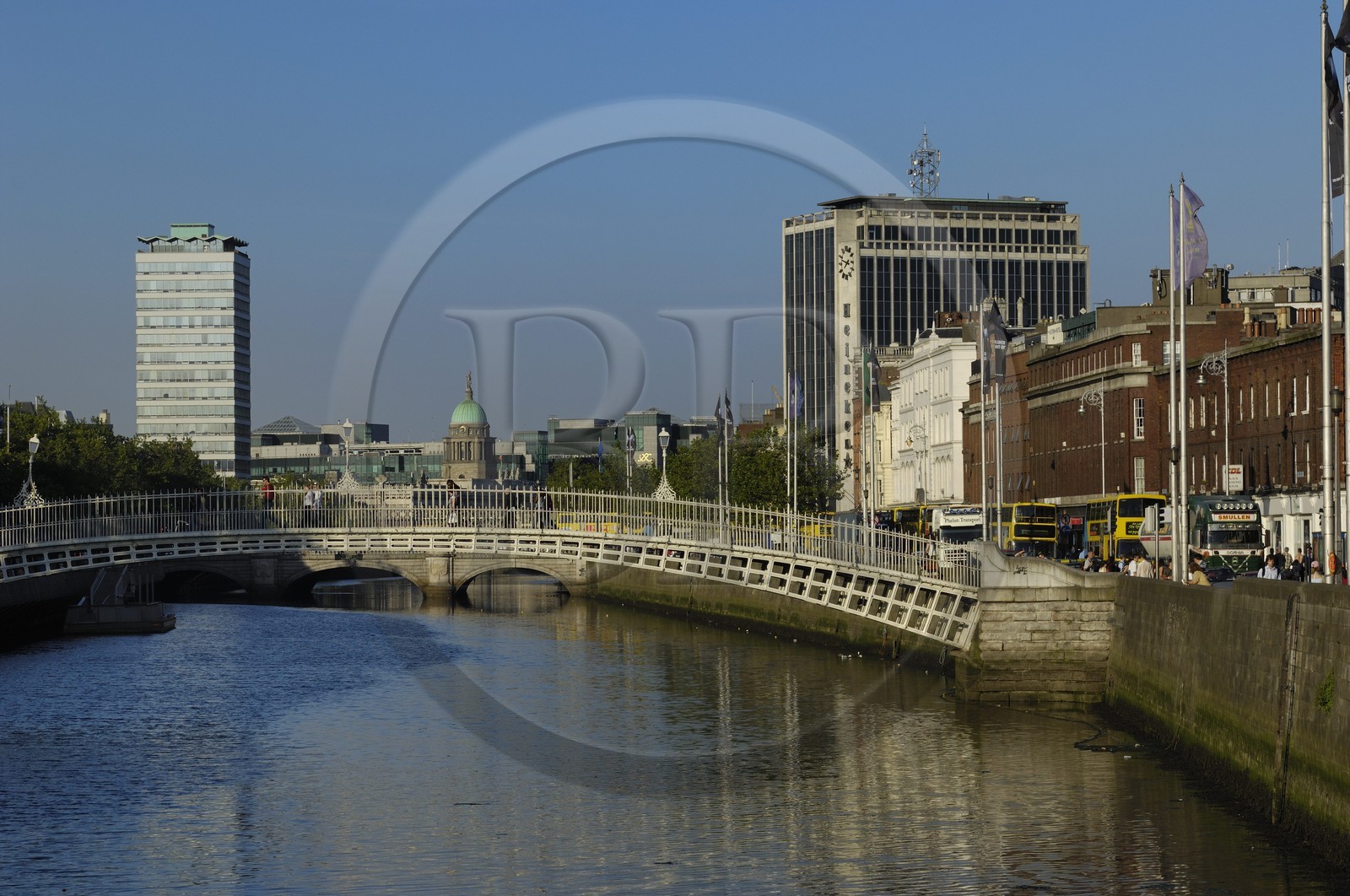 Irlande, Dublin, le pont Halfpenny Bridge sur la Liffey river