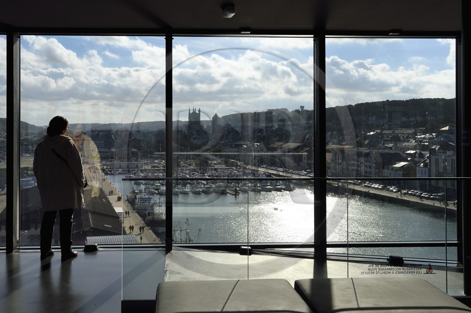 France, Seine-Maritime (76), Pays de Caux, Côte d'Albâtre, Les Pêcheries - Musée de Fécamp domine l'église Saint-Etienne et le port en arrière plan
