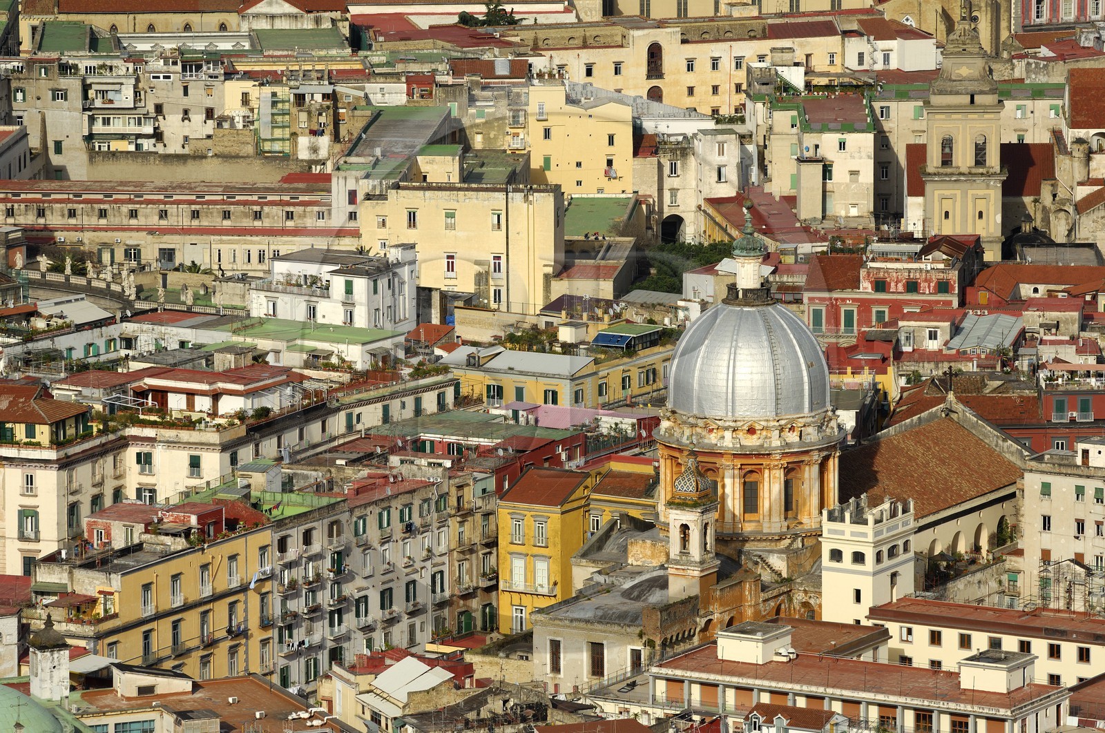 Italie, Campanie, Naples, centre historique classé Patrimoine Mondial de l'UNESCO, dôme d'une église enclavée