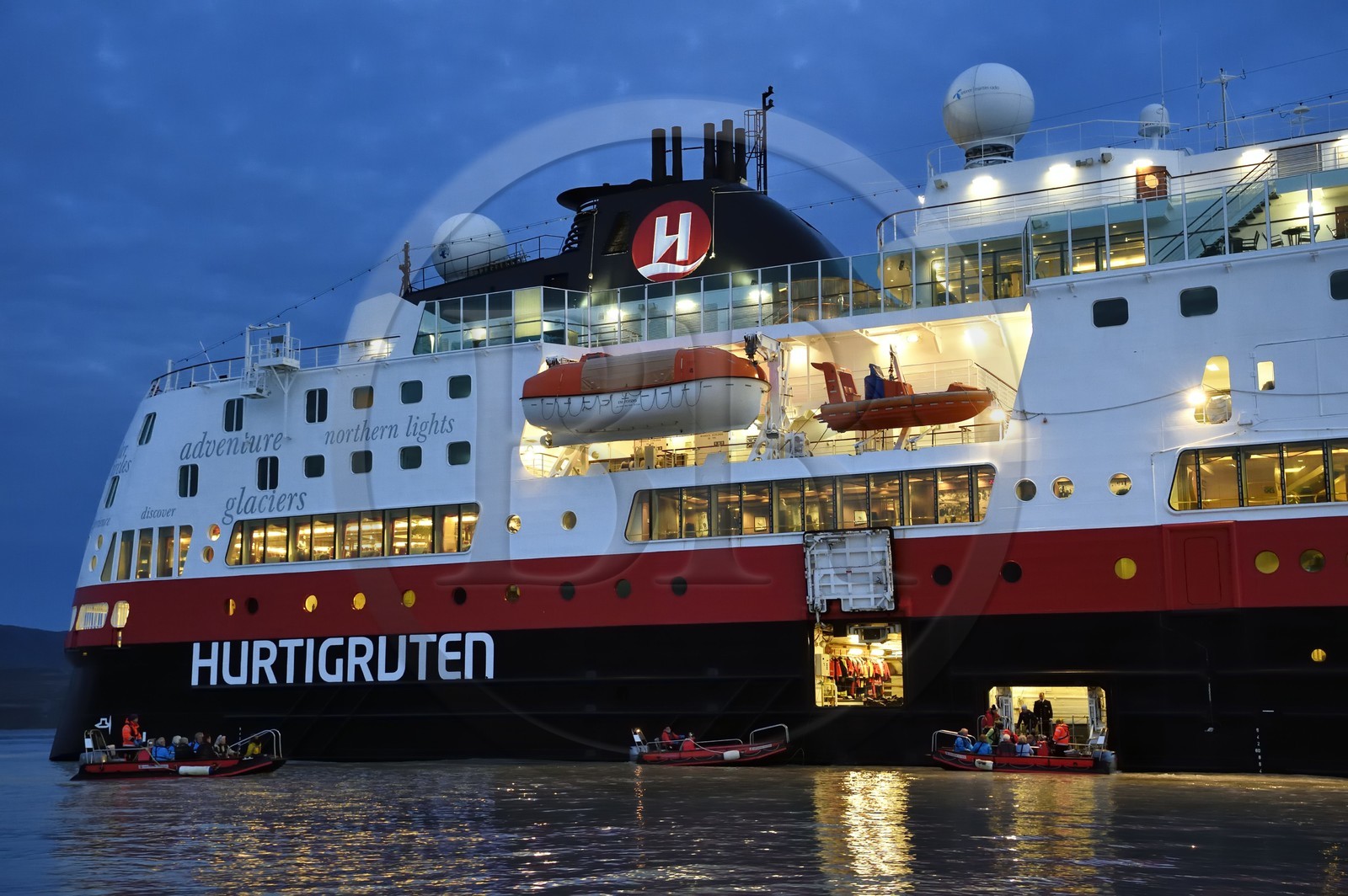 Groenland, région du centre ouest, baie de Kangerlussuaq, embarquement de nuit sur le bateau de croisière MS Fram de la compagnie Hurtigruten