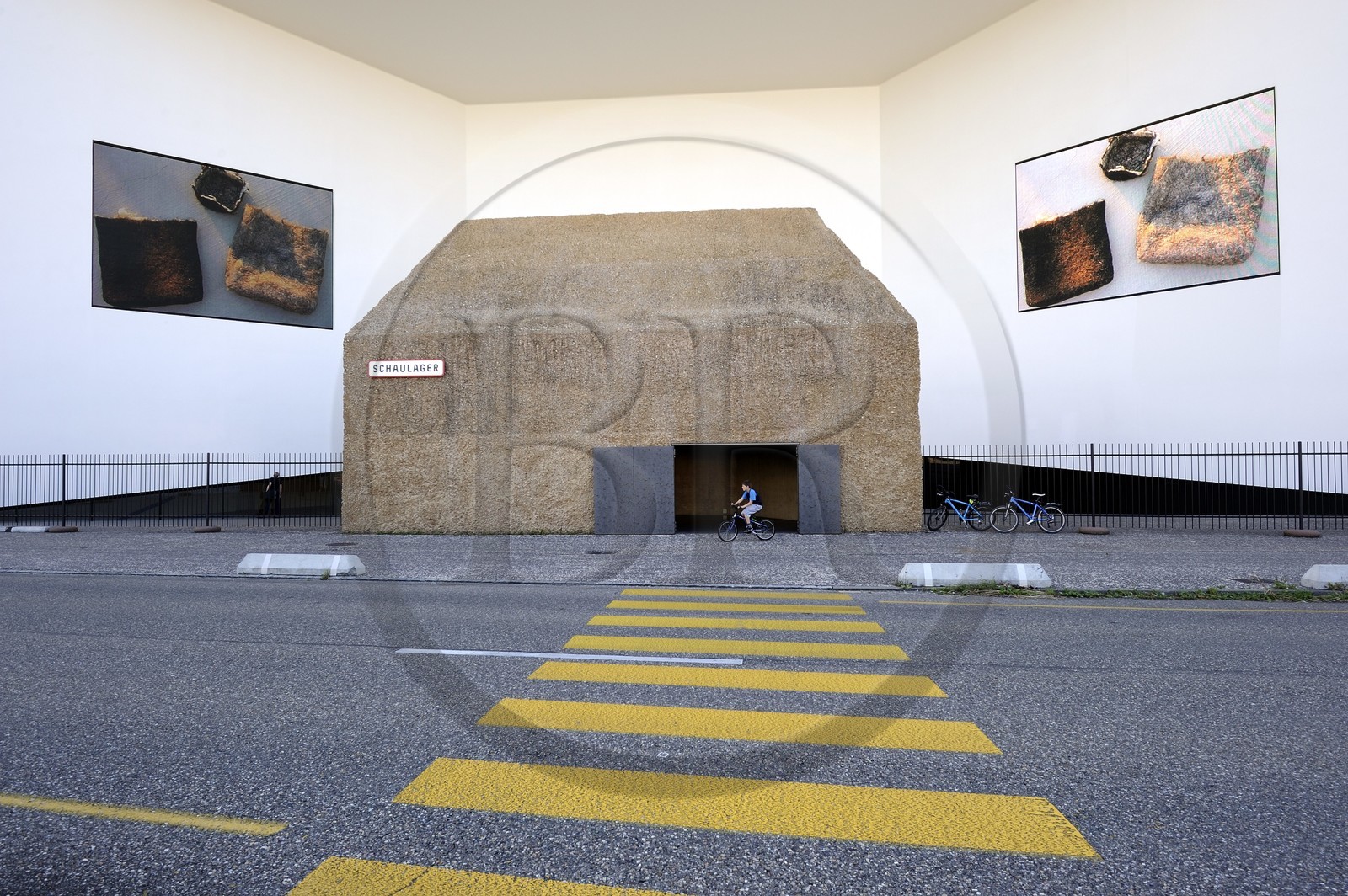 Suisse, Bâle, espace d'Art Schaulager des architectes Herzog et de Meuron, la façade extérieure