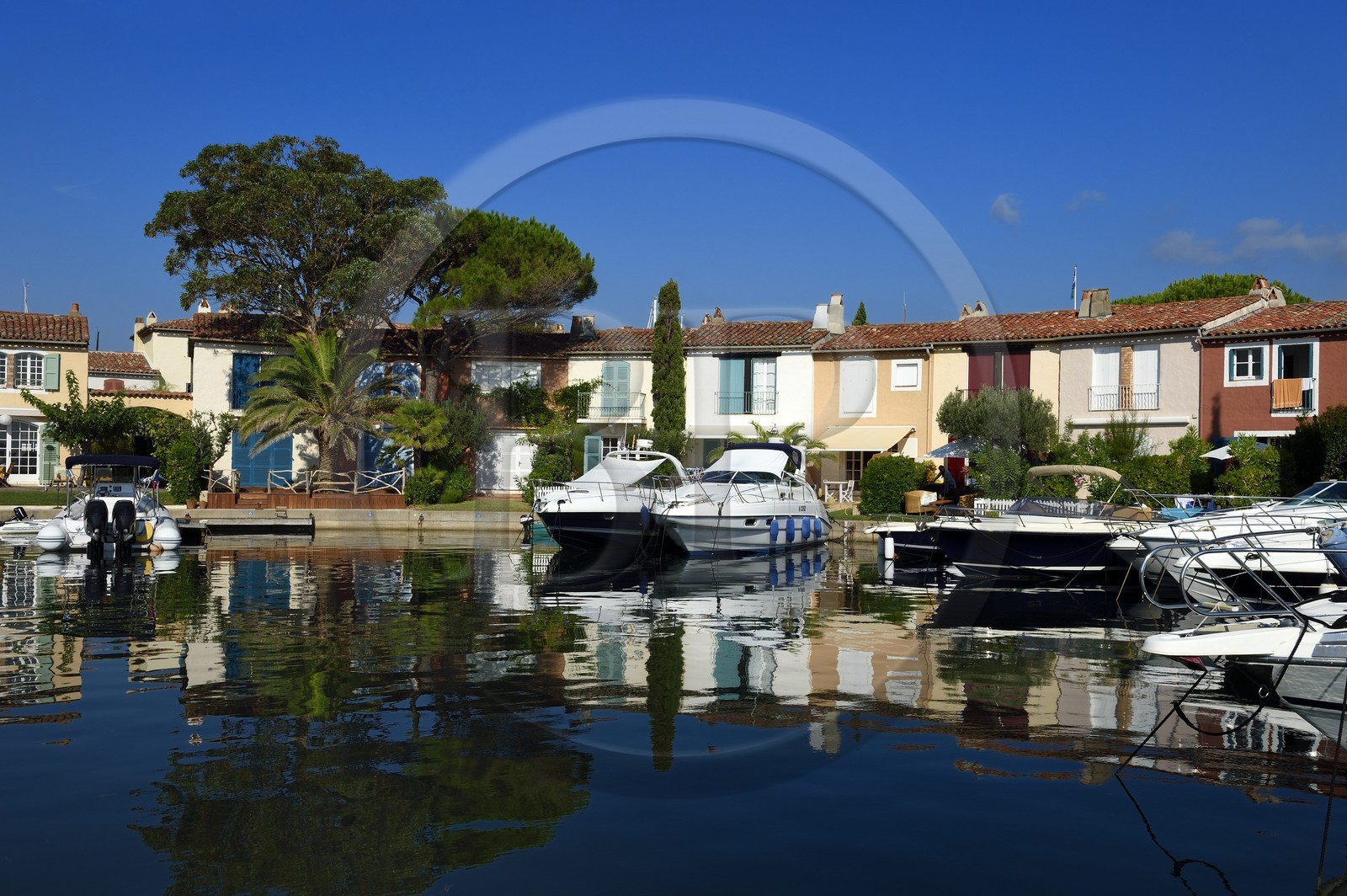 France, Var (83),  golfe de Saint-Tropez, la cité lacustre de Port-Grimaud, maisons avec leur ponton privé
