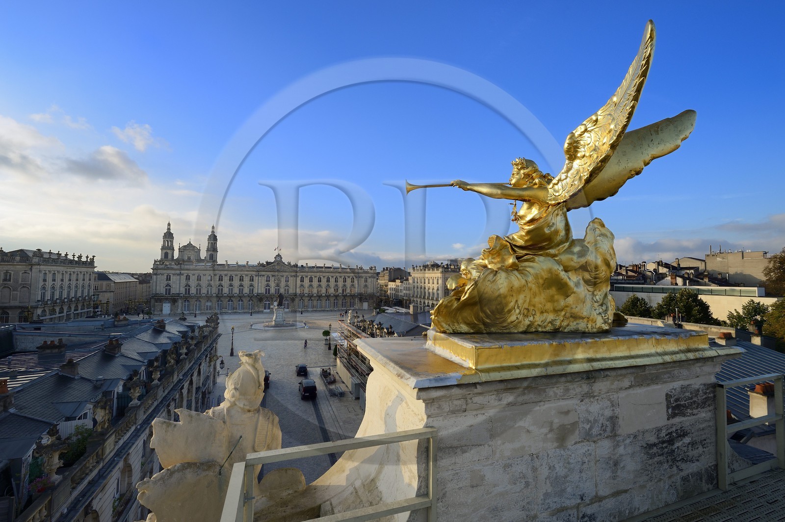 France, Meurthe-et-Moselle (54), Nancy, place Stanislas (ancienne Place Royale) construite par Stanislas Leszczynski, roi de Pologne et dernier duc de Lorraine au XVIIIe siècle, classée Patrimoine Mondial de l'UNESCO, statue de l'Arc de Triomphe (la Porte Héré), l'Hotel de ville et la cathédrale en arrière plan