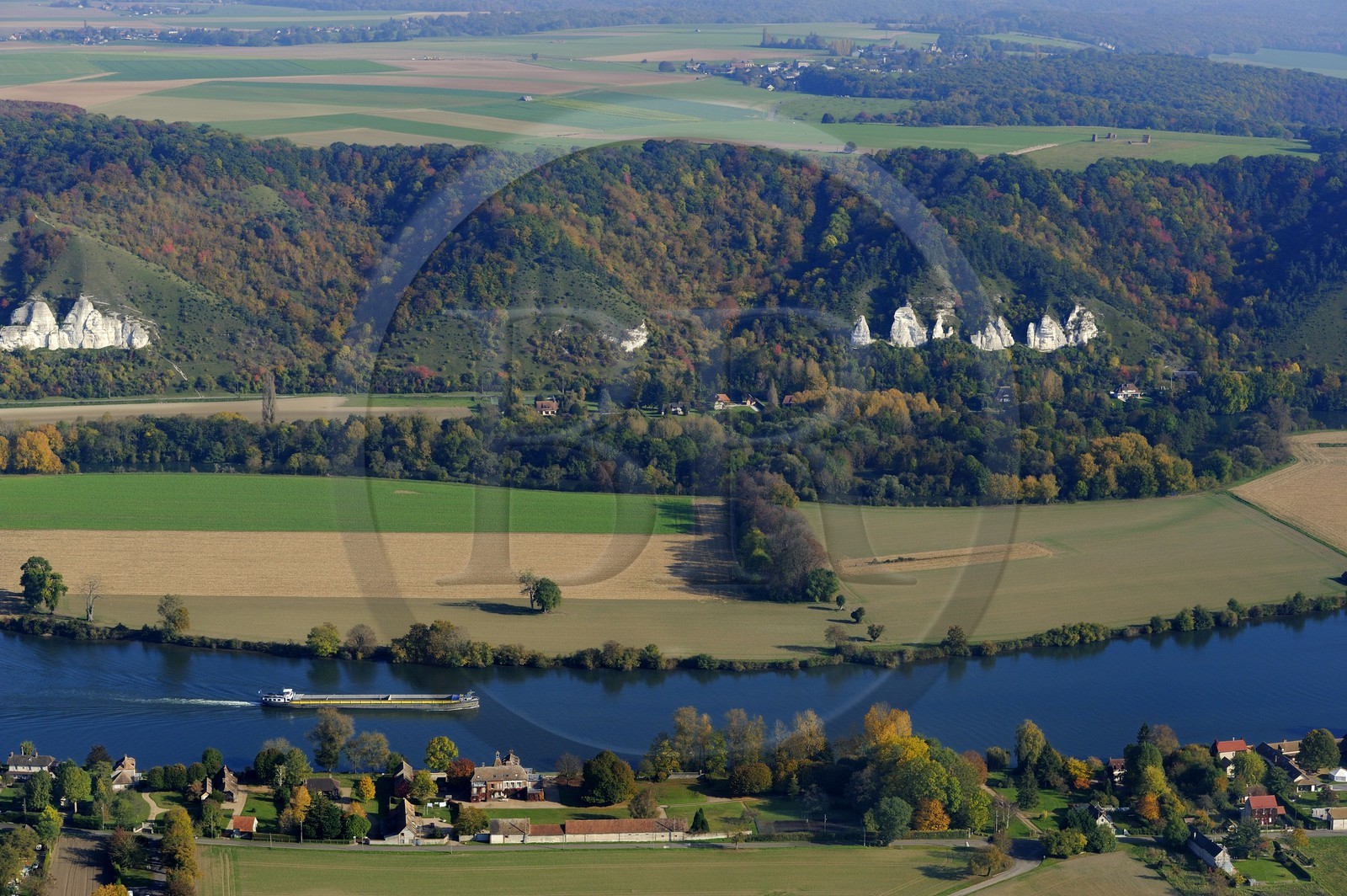 France, Eure (27), péniche sur la Seine en amont de Amfreville-sous-les-monts et la côte des Deux-Amants (vue aérienne)