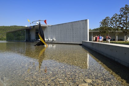 France, Bouches-du-Rhône (13),  Le Puy Sainte Réparade, Chateau La Coste domaine viticole et centre d'art contemporain, Centre d'Art de l'architecte Tadao Ando, mobile Small Crinkly de Alexander Calder (Mention Obligatoire)
